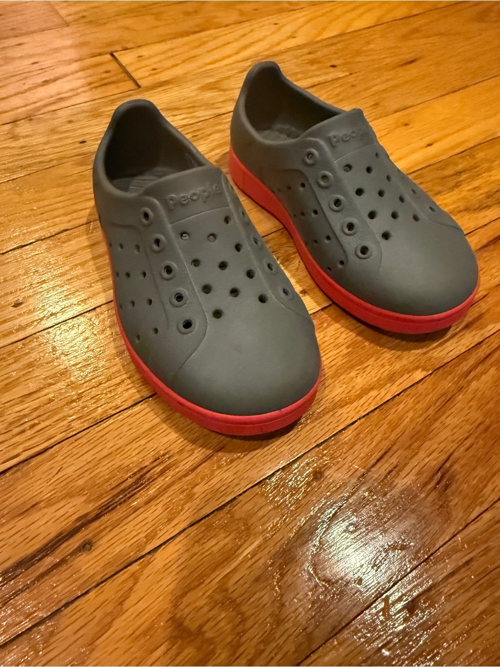 People Slip-On Kids Shoes in Grey with Red Sole C7